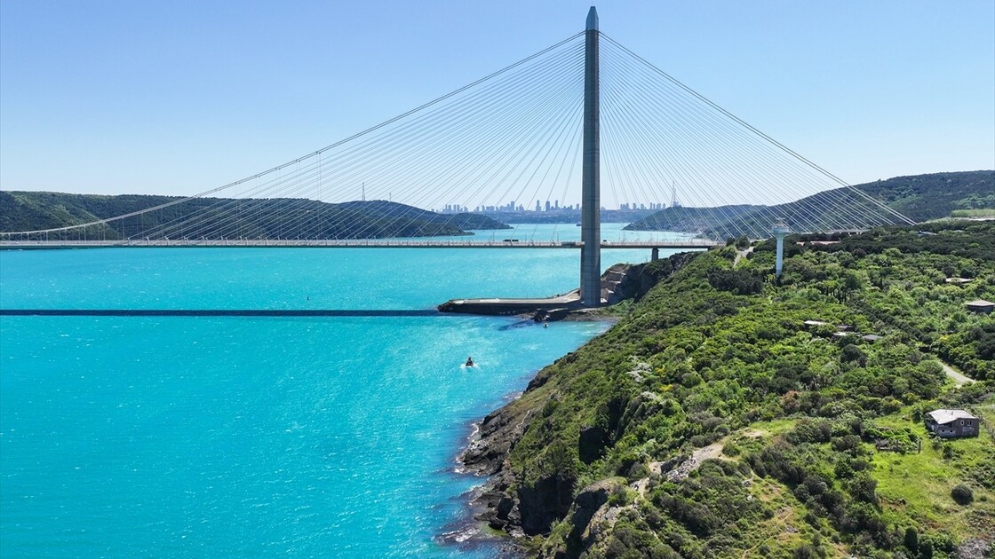 İstanbul Boğazı turkuaz renge büründü
