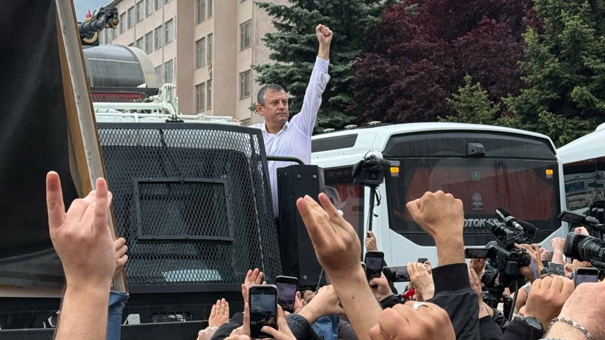 Meclis'e yürüyen Özgür Özel, TOMA'ya çıktı: Bundan sonra CHP’nin genel merkezi TBMM'dir