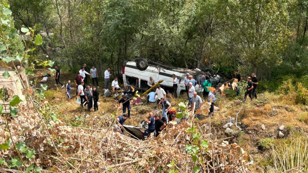 Sivas’ta yolcu minibüsü şarampole devrildi: 4 ölü, 10 yaralı